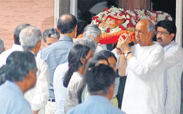 डॉ सरला बिरला पंचतत्व में विलीन डॉ सरला बिरला पंचतत्व में विलीन