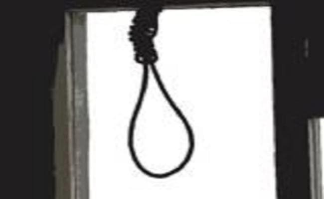 लॉकडाउन में नहीं जा सकी घर, तो छात्रा ने फांसी लगाकर दी जान