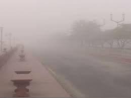 Kanpur News: बर्फीली हवाओं ने कानपुर में बढ़ाई सर्दी, धूप ने दी लोगों को राहत, कोहरे से यातायात पर ब्रेक