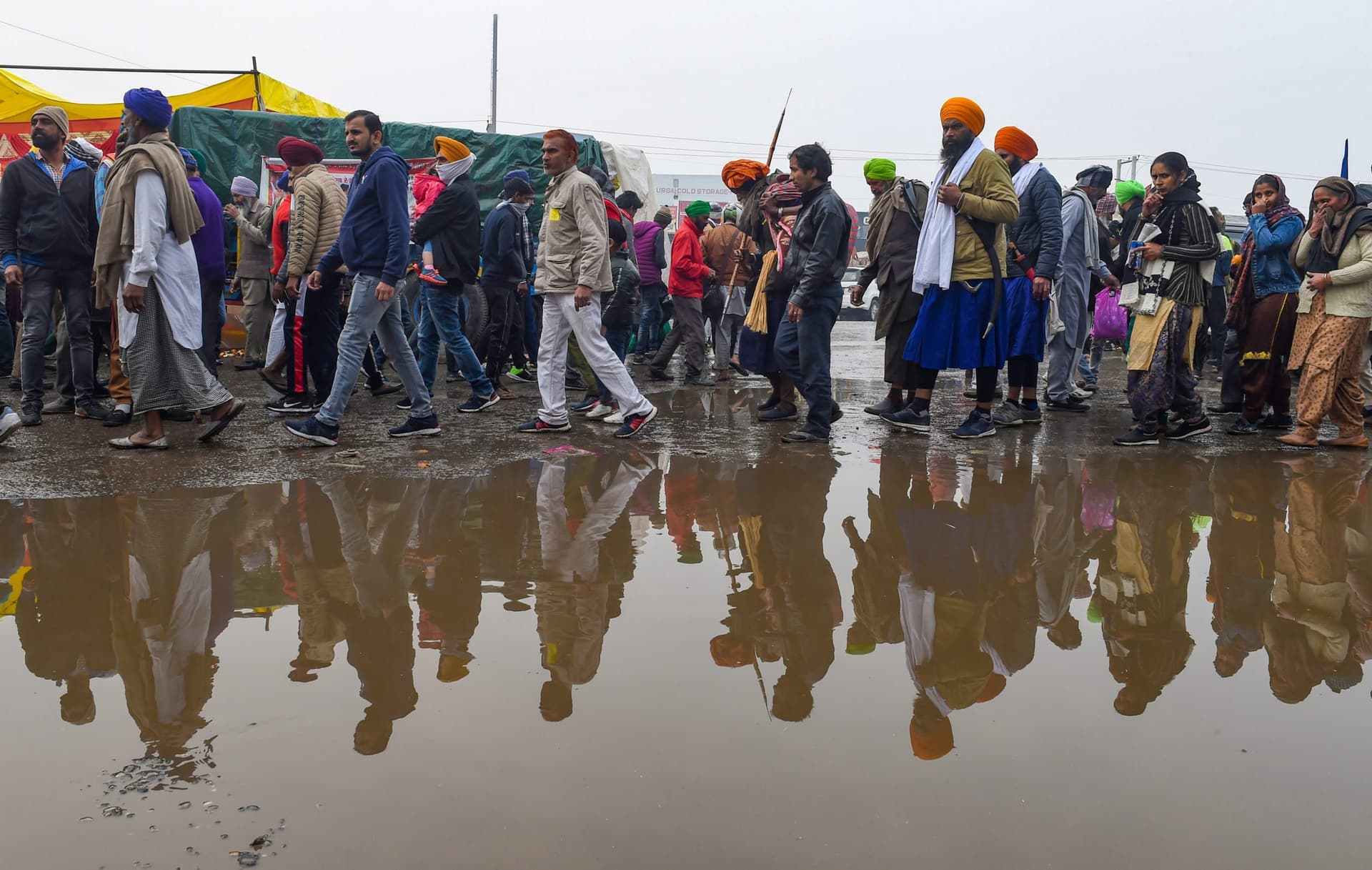 Kisan Andolan : दिल्ली में बारिश, लंगर-टेंट में चला गया पानी, इस भीषण ठंड में अभी भी डटे हैं किसान…नहीं मानी है हार…