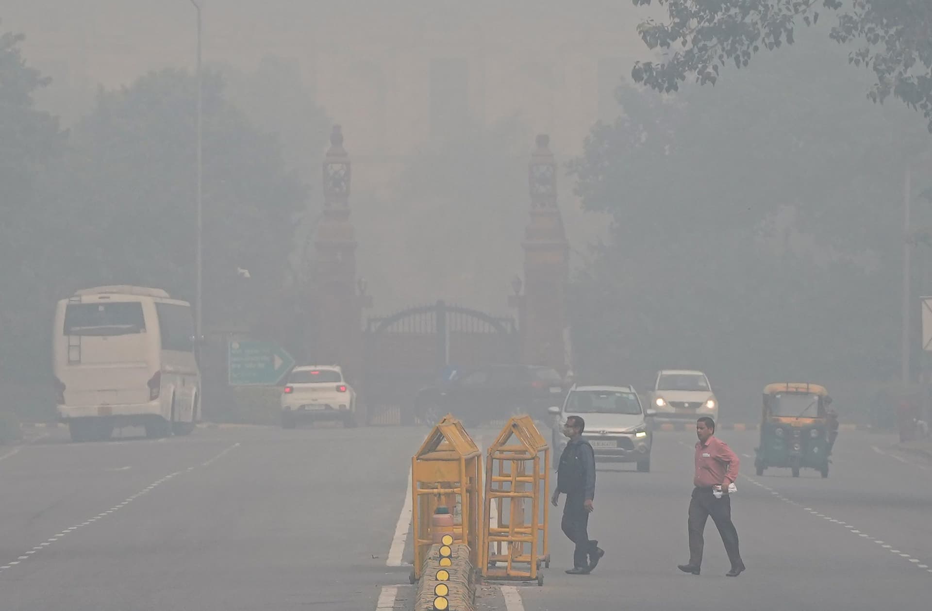 Delhi Pollution : दिल्ली में AQI चार सौ के पार, LG ने की इमरजेंसी बैठक, GRAP-4 फिलहाल टला