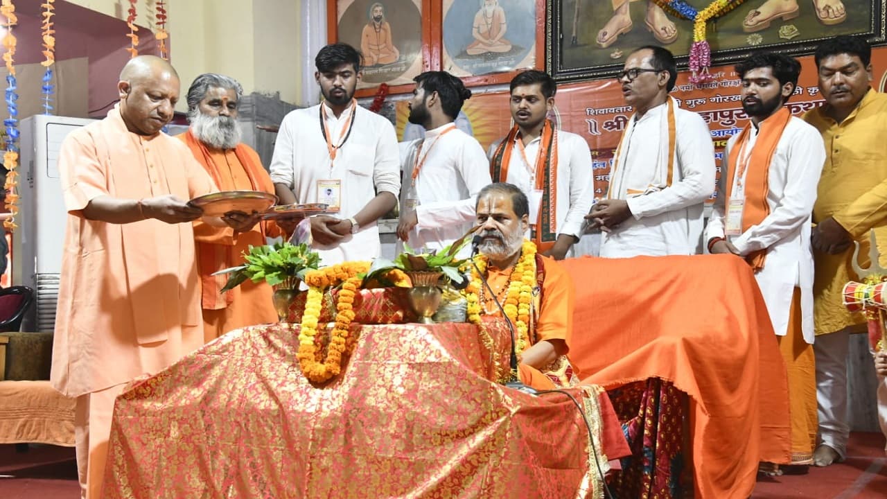 गोरखपुर में आयोजित श्री विष्णु महापुराण कथा में पहुंचे सीएम योगी, बोले- शिव द्रोही के लिए धरती पर कोई जगह नहीं