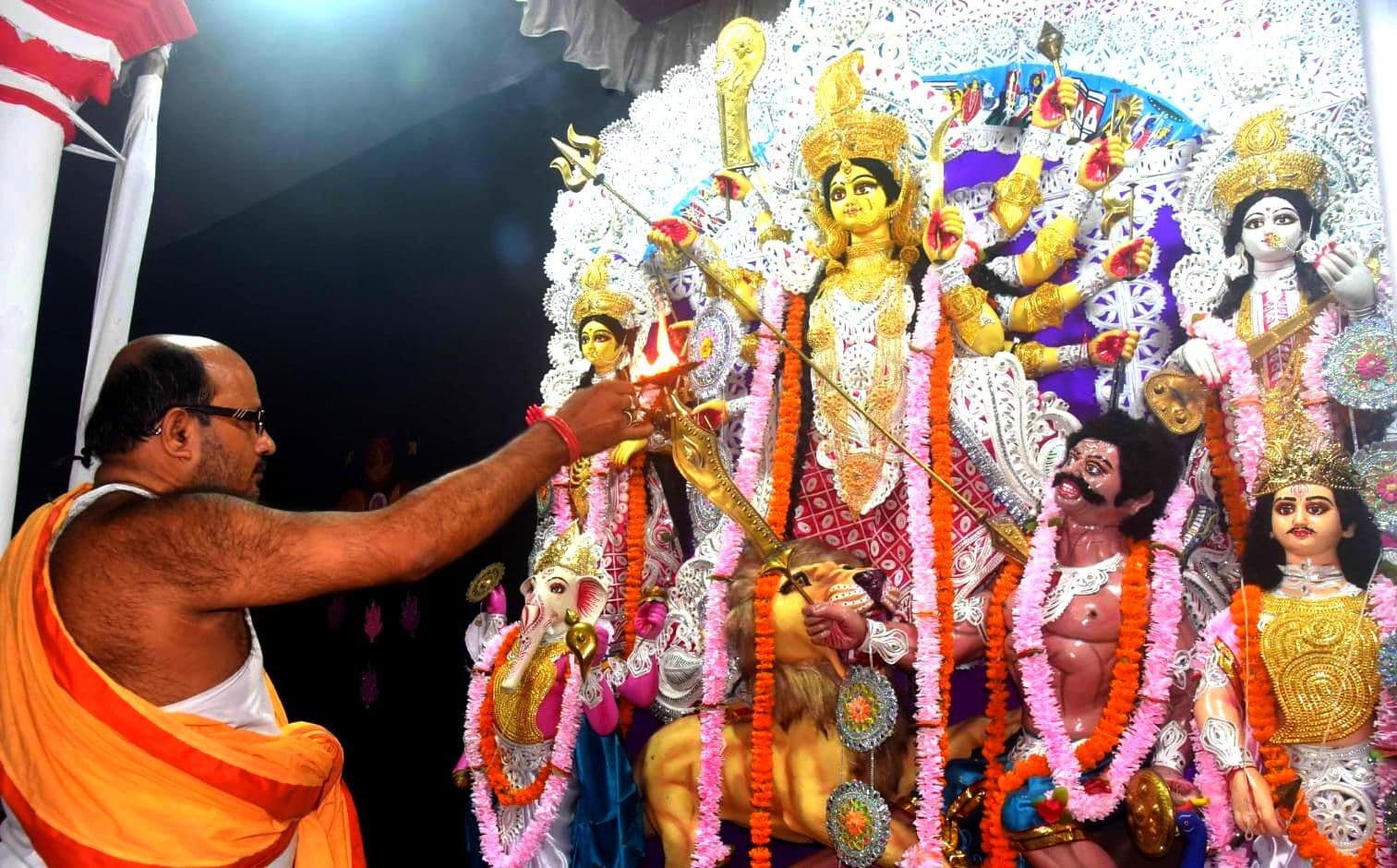 उत्साह-उमंग के संग रात भर जागा बिहार, पटना में निशा पूजा को देवी मंदिरों में उमड़े लोग