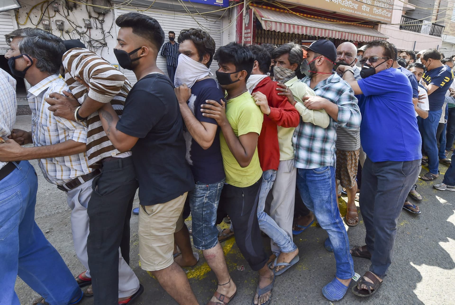 सिर्फ चंद घंटे खुला लॉकडाउन और 100 करोड़ की शराब बिक गई, जानिए क्या रहा पूरे देश का हाल