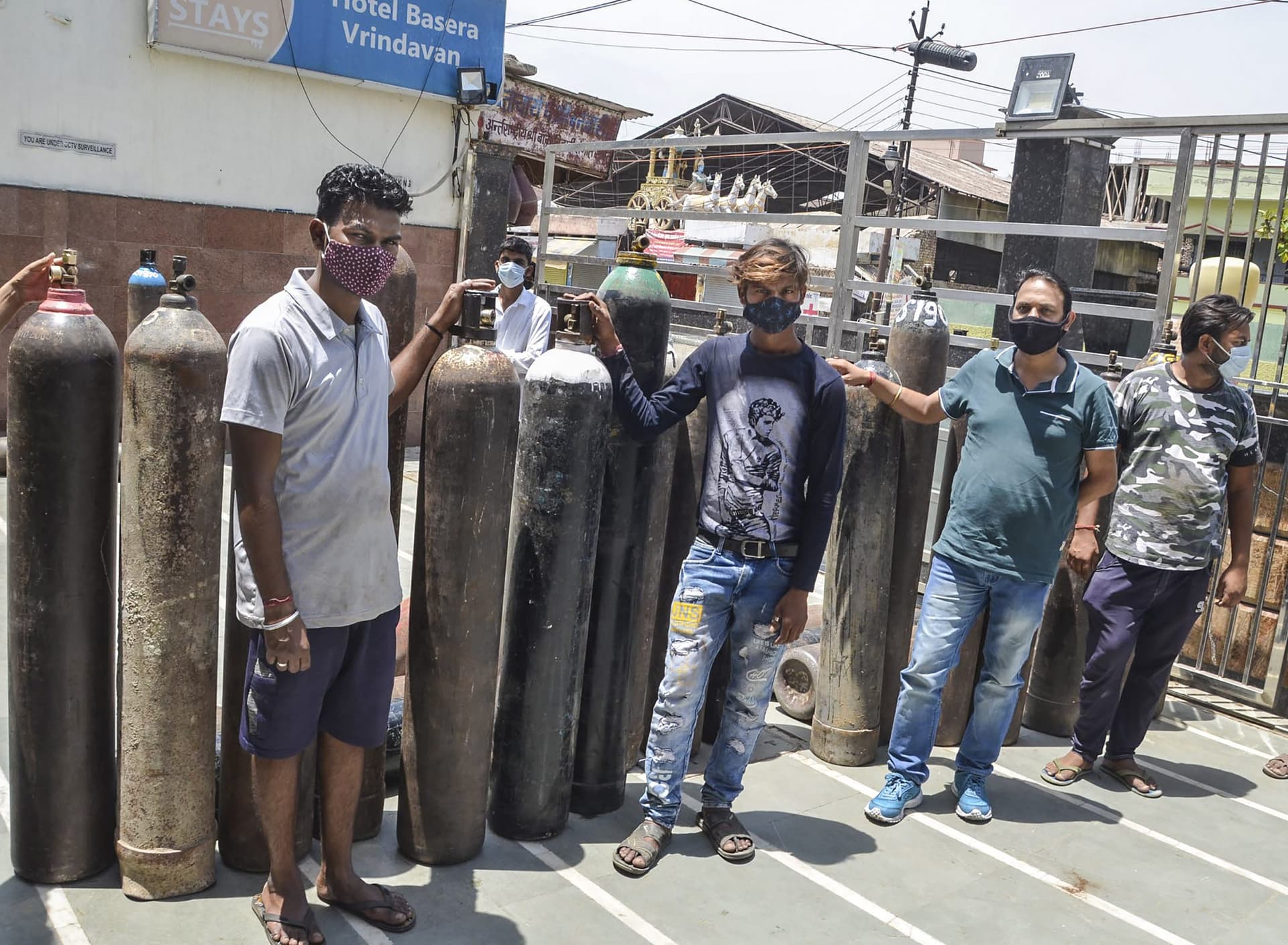 IIM और IIT ऑक्सीजन की सप्लाई को बेहतर ढंग से कर सकते हैं मैनेज, अगर केंद्र दे जिम्मा : दिल्ली हाई कोर्ट