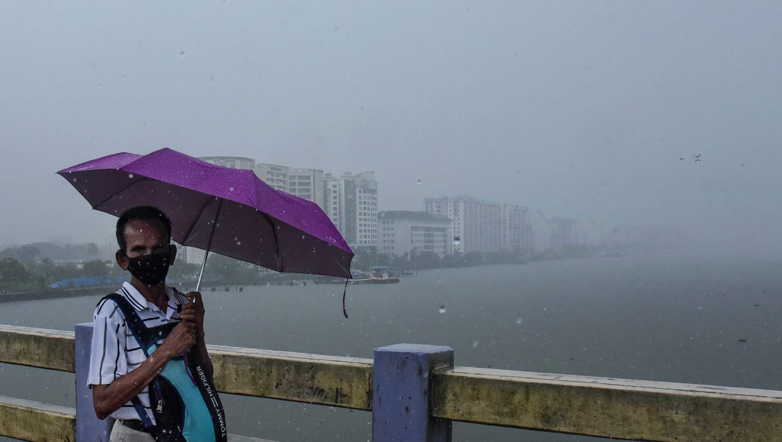 Weather Forecast/ Monsoon 2021 Tracker : दिल्ली, यूपी, बिहार…हर जगह गर्मी से लोग बेहाल, जानें आपके शहर में कब से होगी बारिश