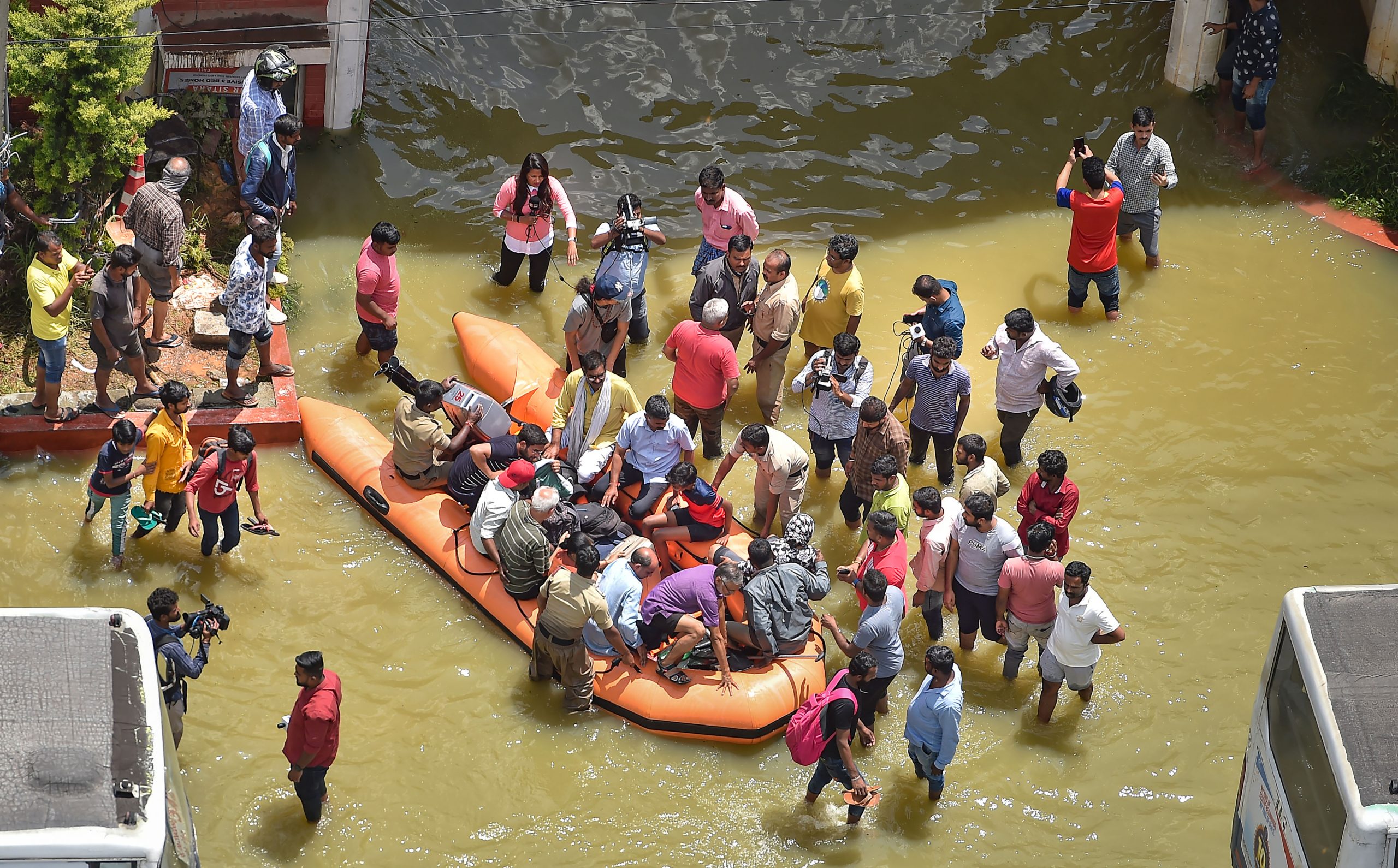 Bengaluru Flood: भारी बारिश से बेंगलुरु बेहाल, नौका तथा ट्रैक्टर से दफ्तर जा रहे हैं लोग