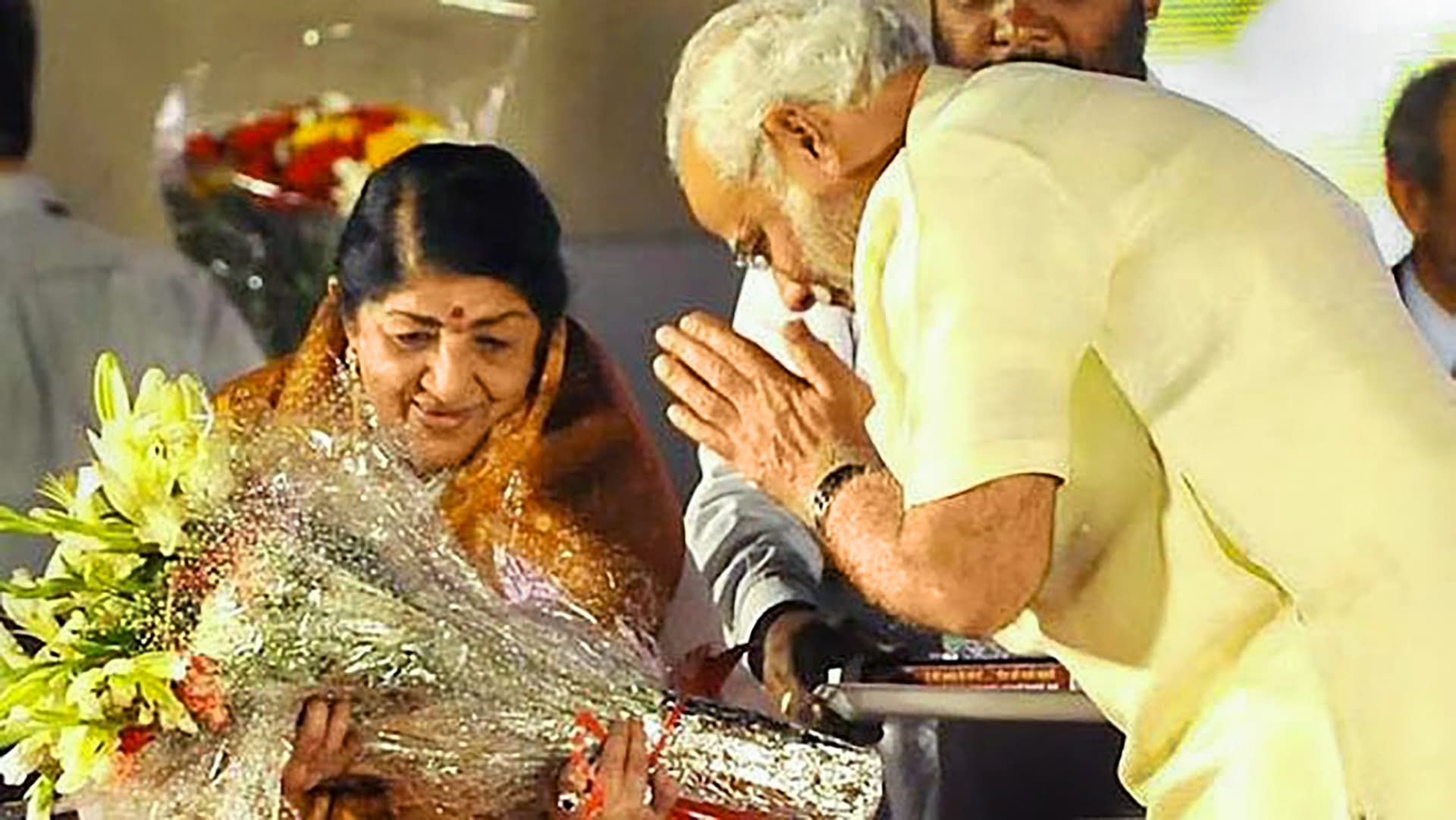 पहला लता दीनानाथ मंगेशकर अवॉर्ड प्रधानमंत्री नरेंद्र मोदी को, मुंबई डब्बावाला को मास्टर दीनानाथ पुरस्कार