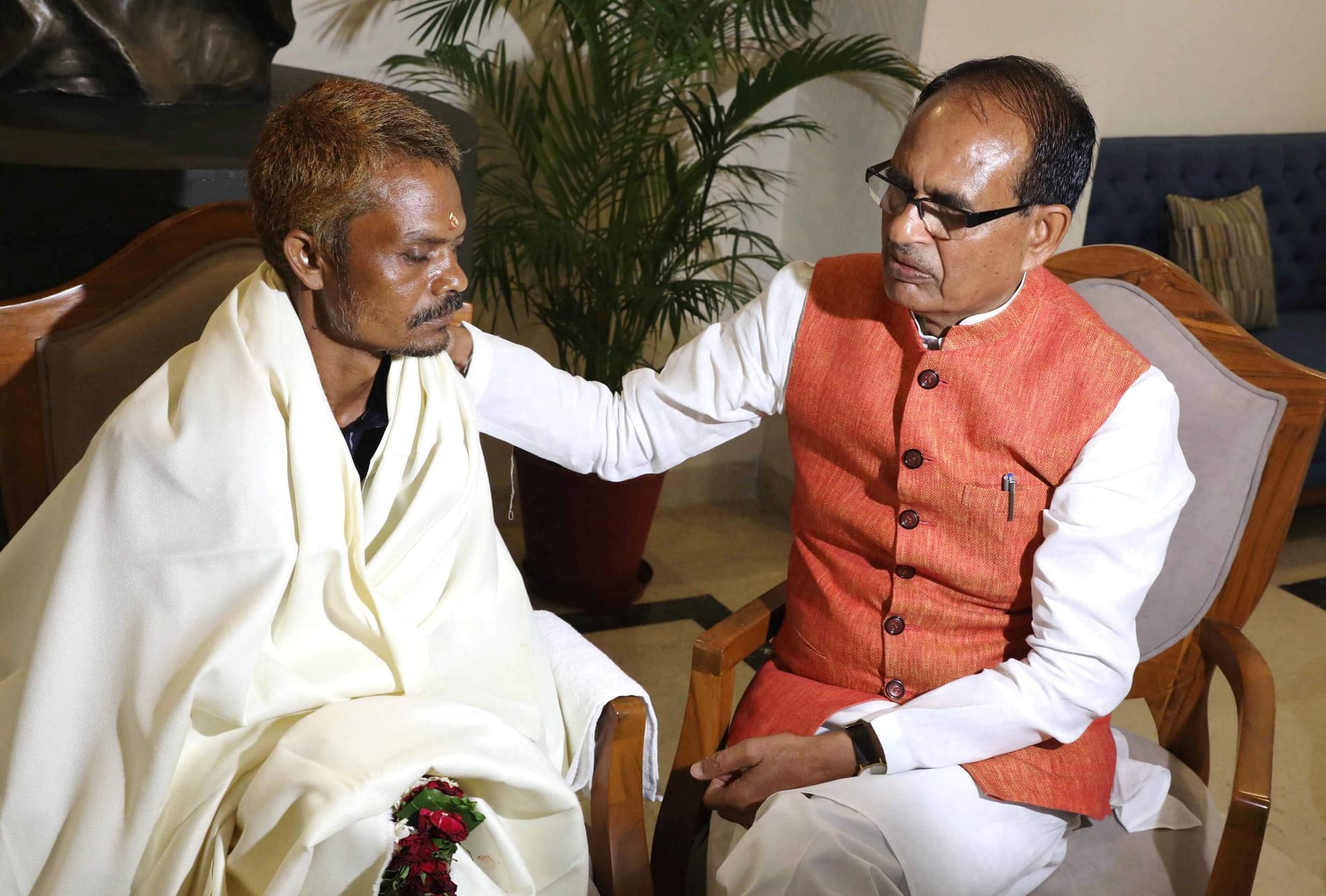 सीधी पेशाब कांड: पीड़ित दशमत को दी गयी आर्थिक मदद, कल सीएम शिवराज ने धोए थे पैर