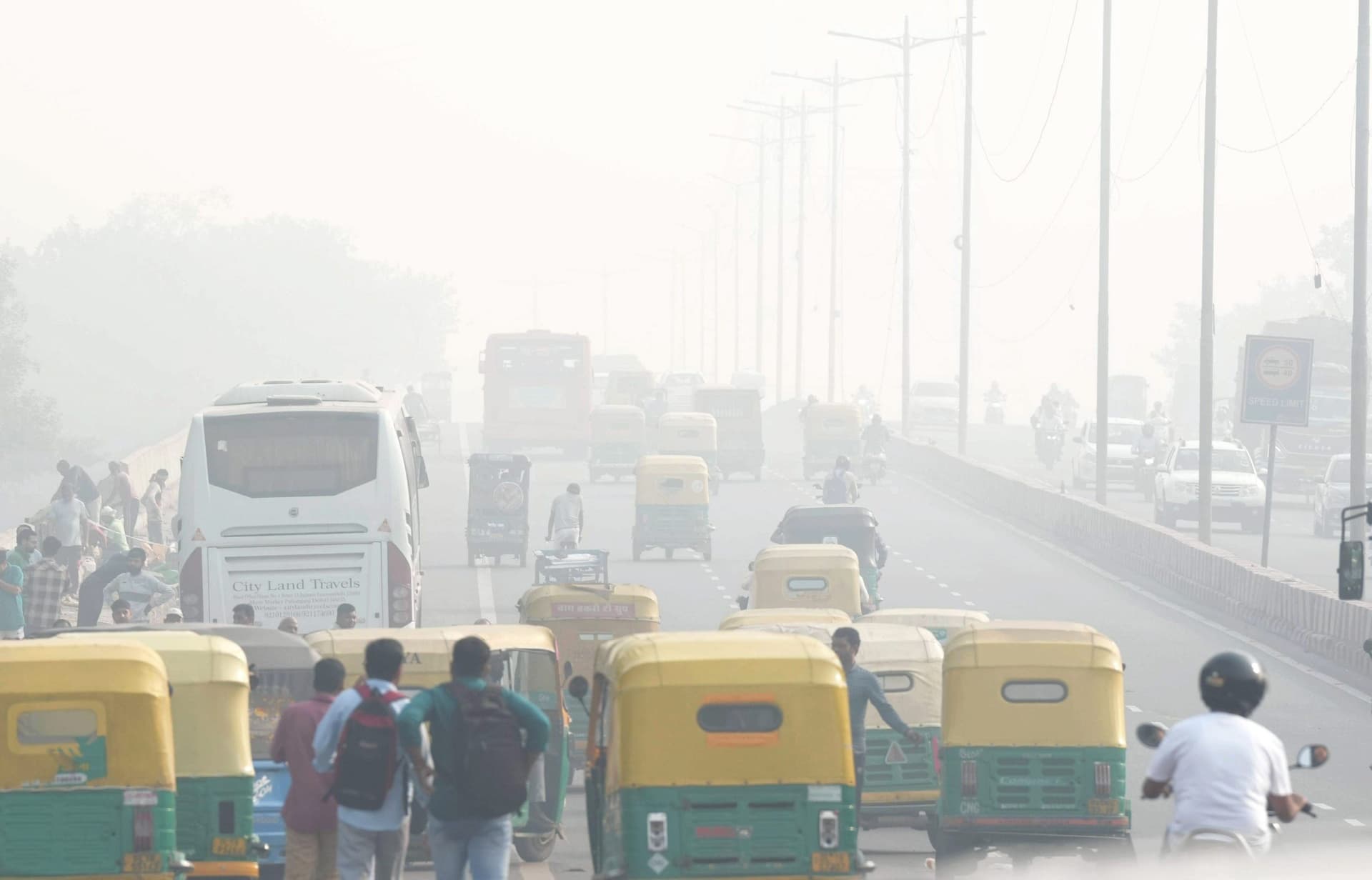 दिल्ली सरकार प्रदूषण से लड़ने के लिए 20 नवंबर तक कृत्रिम बारिश कराने के पक्ष में