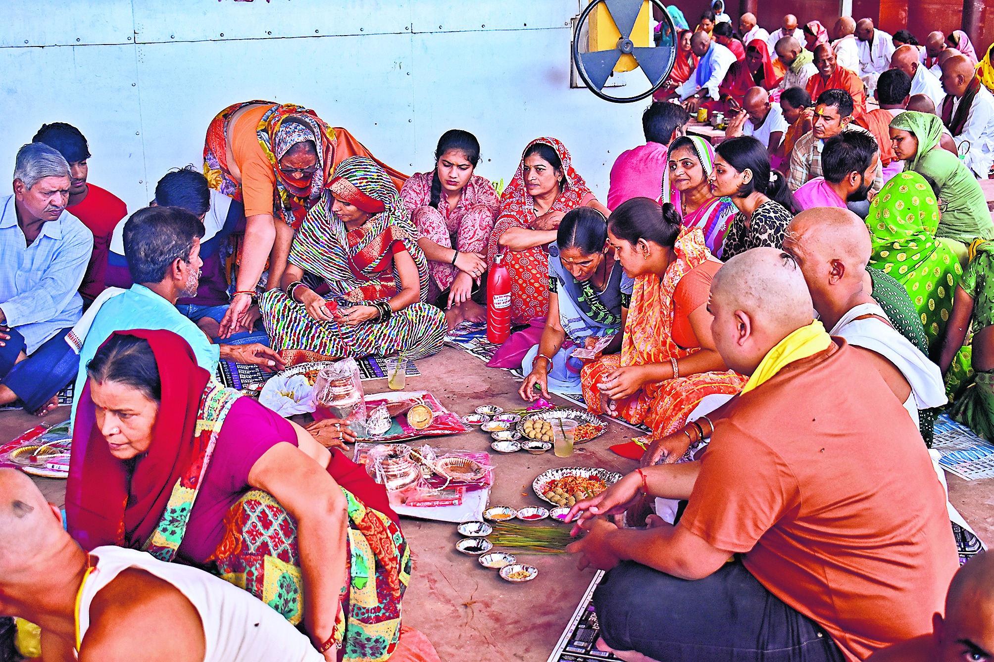 गया के विभिन्न वेदी स्थलों पर हजारों लोगों ने पूर्वजों के लिए किया तर्पण व पिंडदान, देखें तस्वीरें