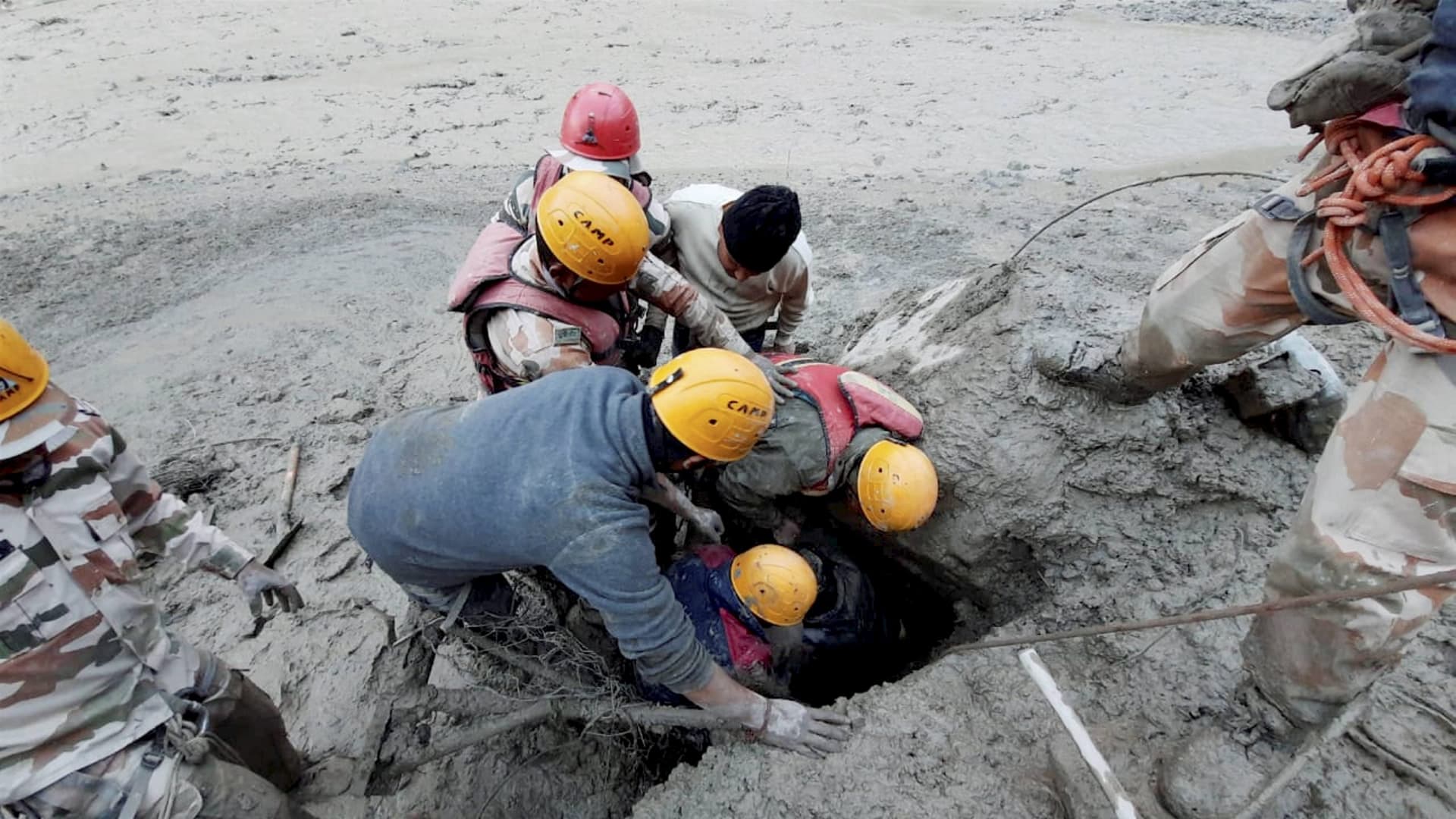 Uttarakhand Chamoli Flood News : ITBP के जांबाजों ने सुरंग में फंसे 16 लोगों को ऐसे बचाया, मोबाइल सिग्नल से मिली लोकेशन, देखें VIDEO