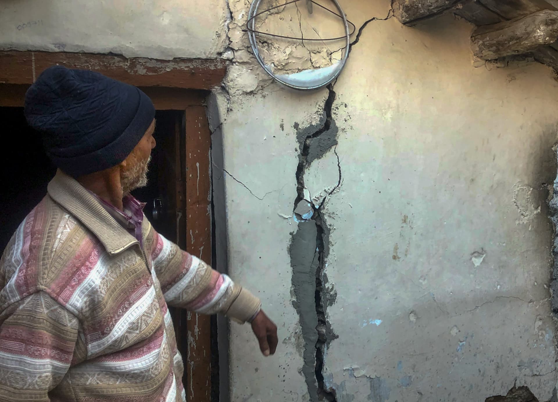 जोशीमठ : जमीन धंसने से दहशत में लोग, सुप्रीम कोर्ट ने याचिका को लेकर कह दी ये बात