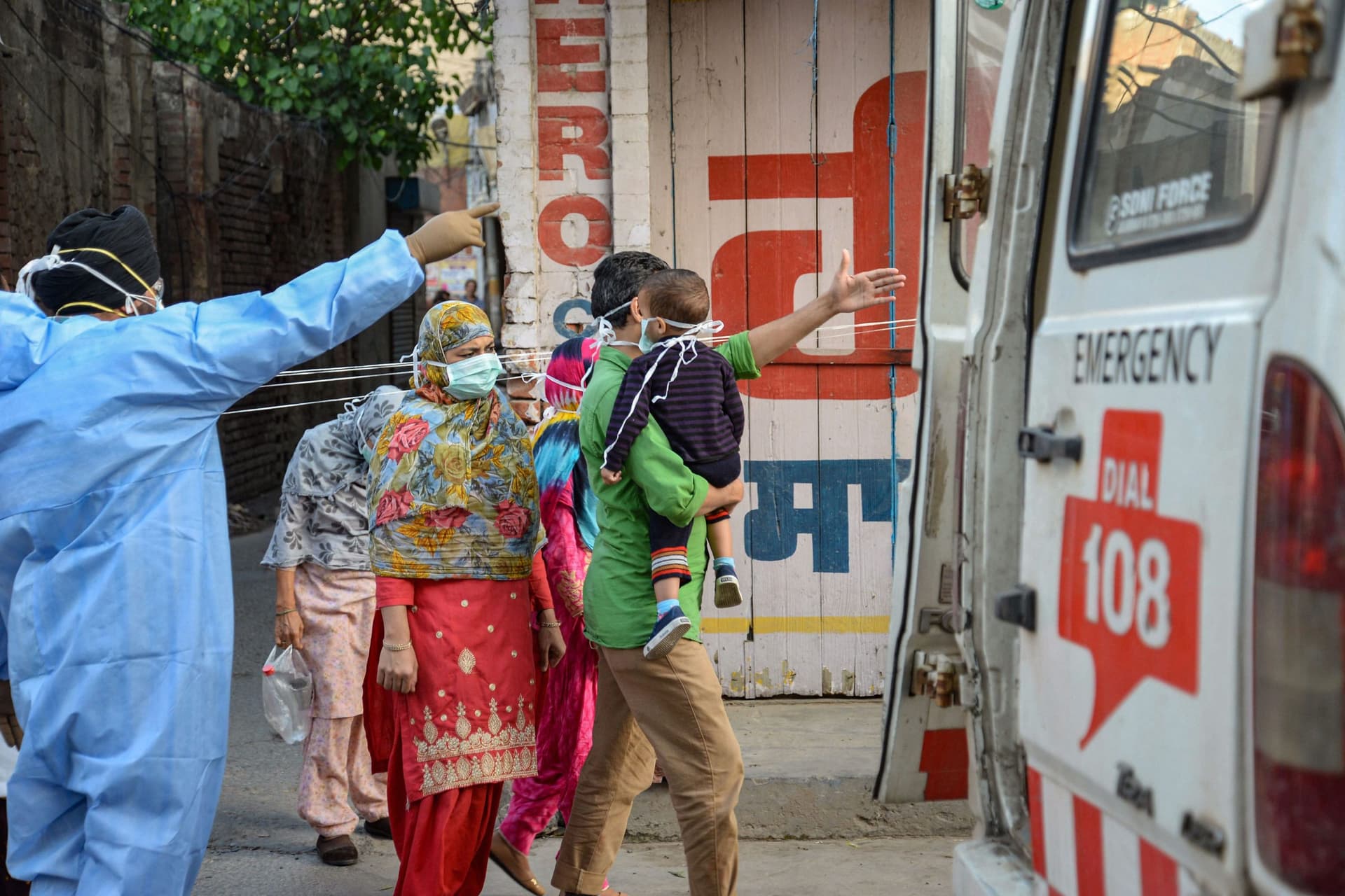 India Lockdown: लॉकडाउन के बीच पुलिस वैन में गूंजी किलकारी