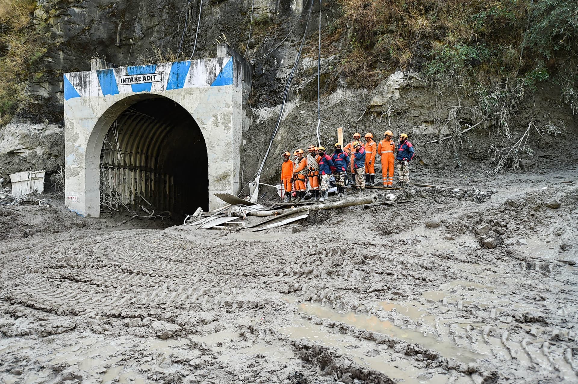 Uttarakhand Tragedy: चमोली हादसे में अब तक 32 शव बरामद, 197 लोग लापता, रेस्क्यू के लिए मरीन कमांडो का दल पहुंचा