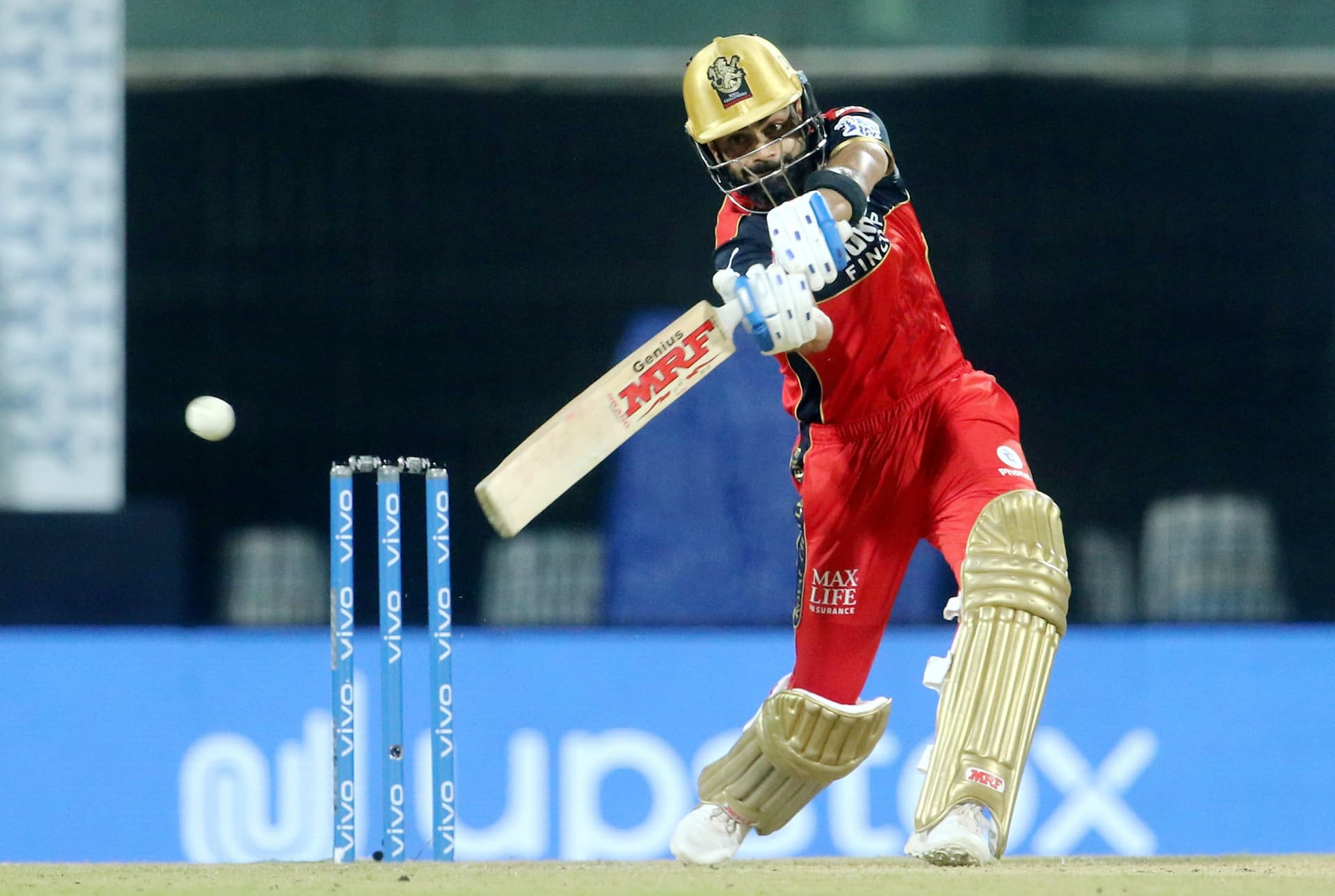 CSK vs RCB: शार्दुल ठाकुर की गेंद को कप्तान विराट कोहली ने पहुंचाया स्टेडियम के पार, देखें Video