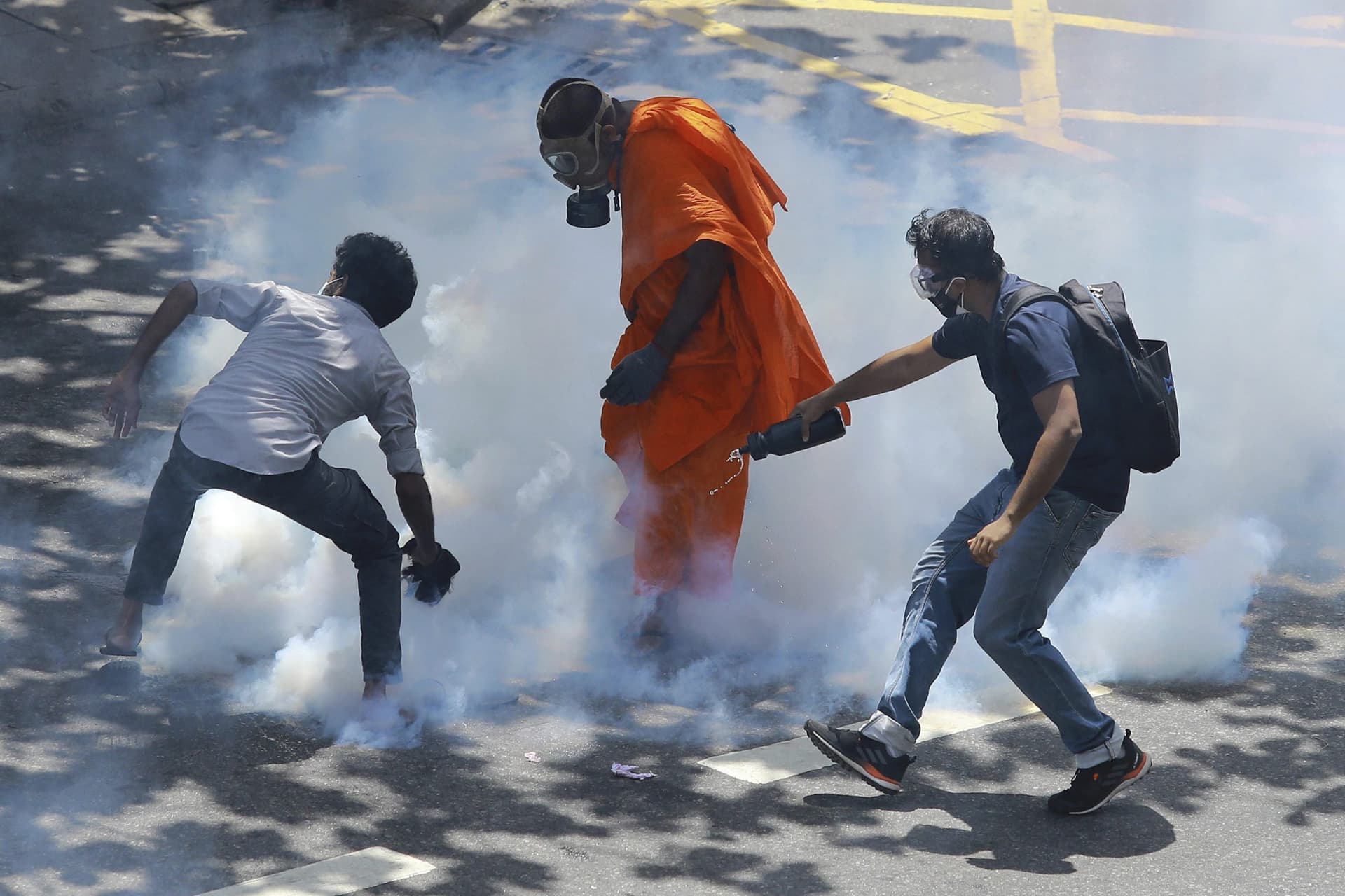Sri Lanka: राष्ट्रपति भवन में घुसे प्रदर्शनकारी, गोटबाया राजपक्षे 13 जुलाई को देंगे इस्तीफा, देखें VIDEO