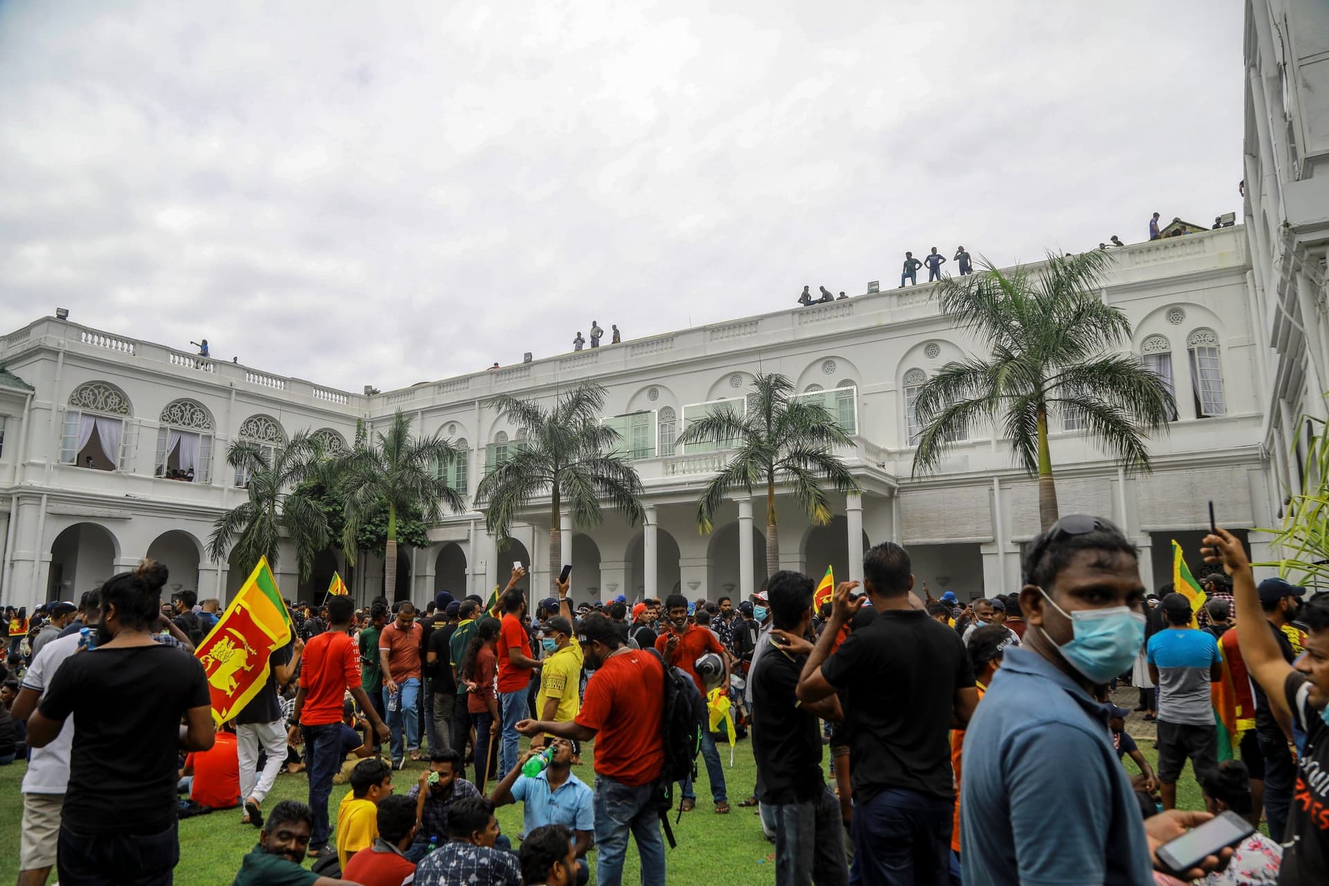 Sri Lanka: संयुक्त राष्ट्र बोले- संविधान का सम्मान करते हुए सत्ता का शांतिपूर्ण हस्तांतरण करे श्रीलंका