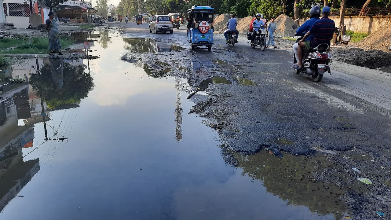 मुजफ्फरपुर कैसे बनेगा स्मार्ट, सड़क पर गड्ढा ऐसा की बस घुस जाये, घेराबंदी के लिये एक रस्सी तक नहीं