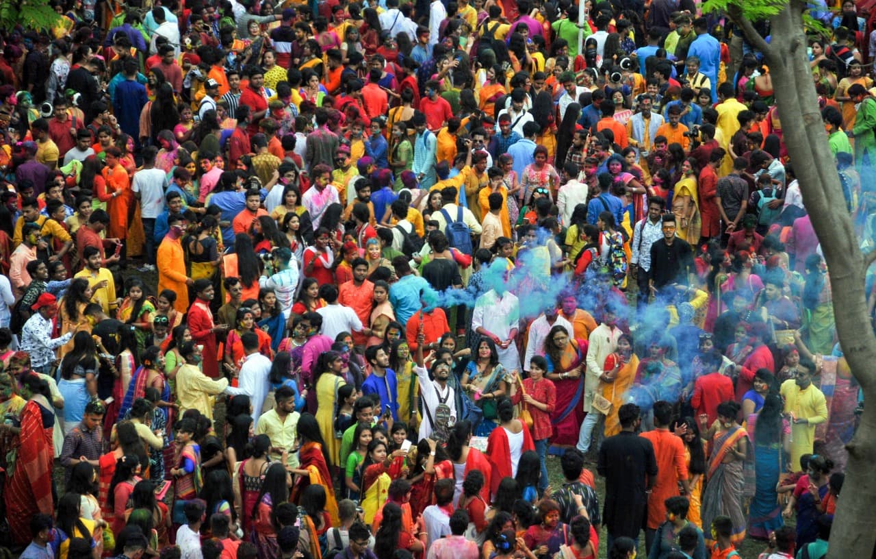 शांति निकेतन में धूम-धाम से मनाया गया बसंतोत्सव, बंगाल पर चढ़ा होली का खुमार