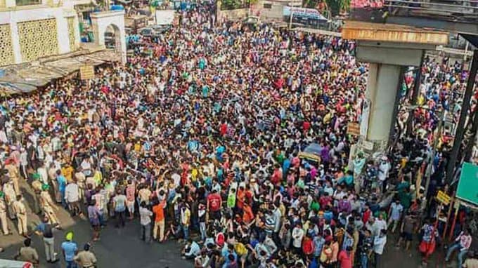 मुंबई: लॉकडाउन के बीच बांद्रा में हजारों प्रवासी कामगारों का प्रदर्शन, TV पत्रकार के खिलाफ FIR