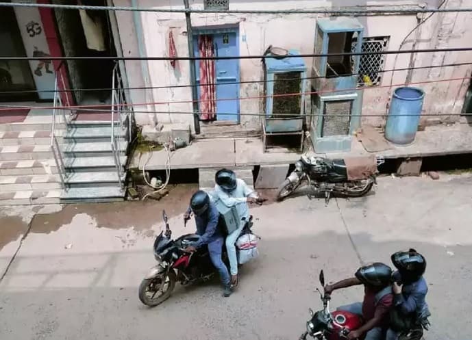 Mirzapur Bank Robbery : लुटेरों ने दिनदहाड़े तीन लोगों को गोली मारकर एक्सिस बंक के 22 लाख लूटे, गार्ड की मौत
