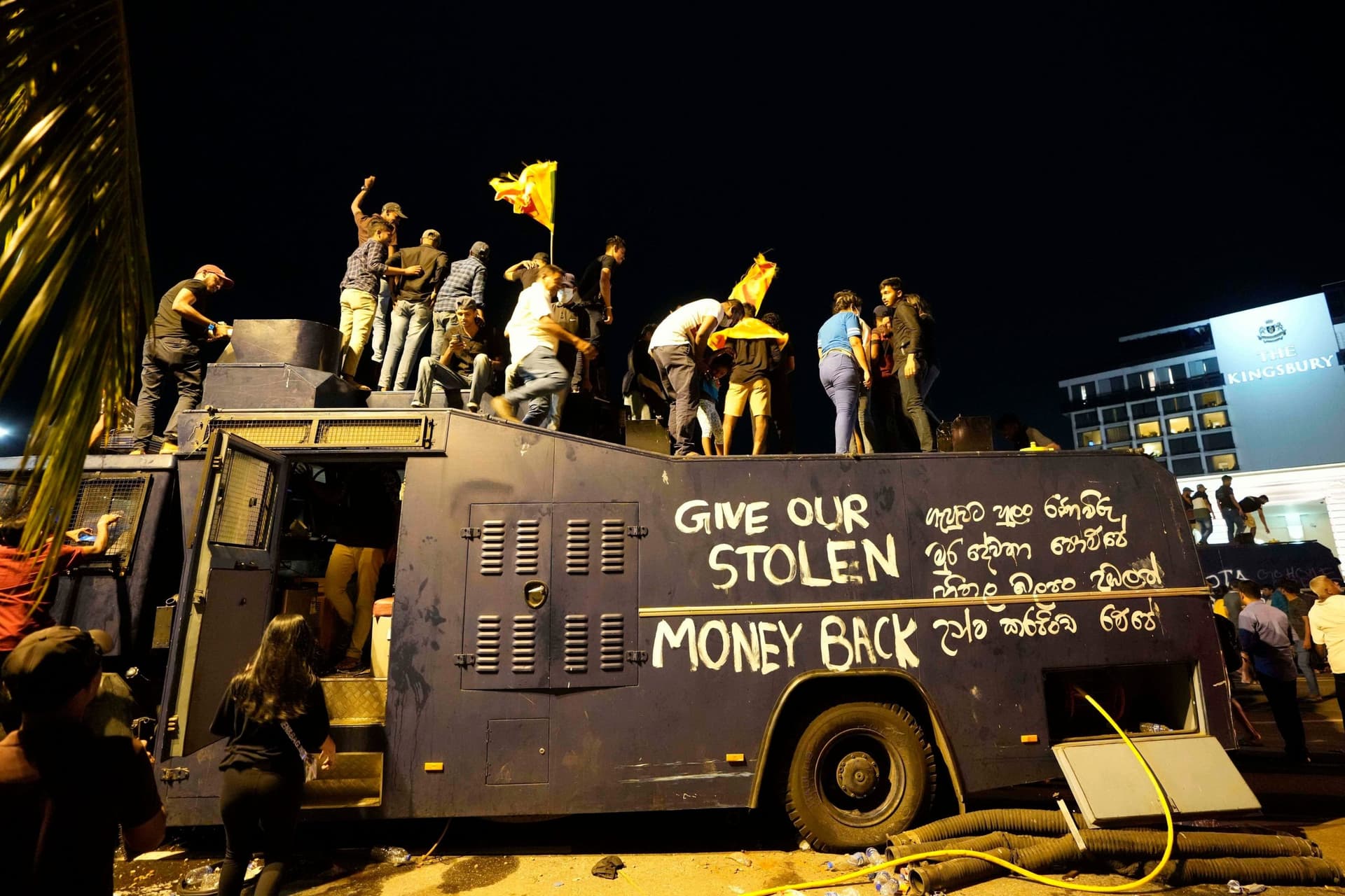 Sri Lanka Crisis: राष्ट्रपति आवास में सबसे पहले घुसा यह युवक, मिले 1.78 करोड़ रुपये