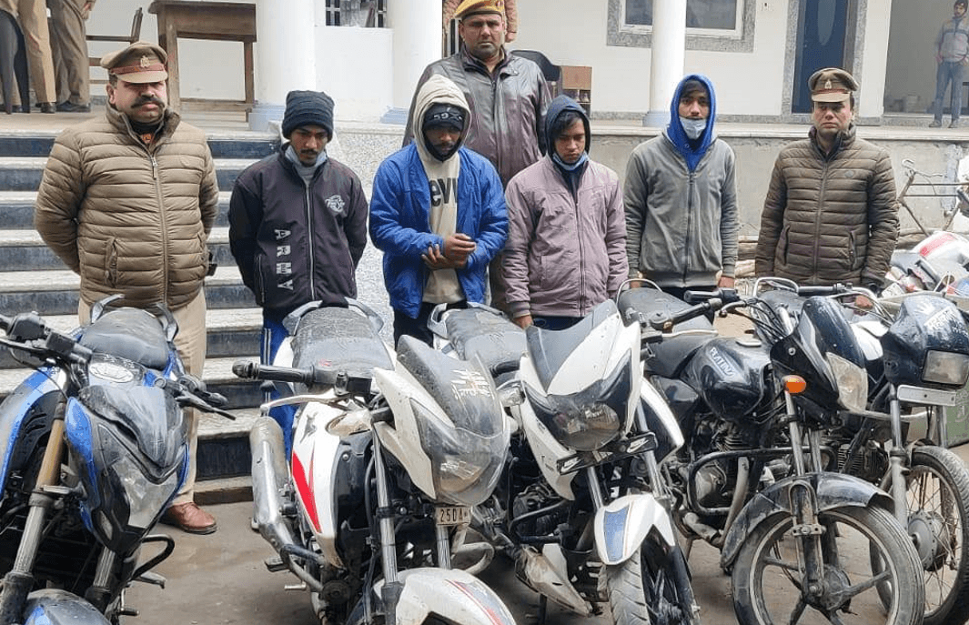 बरेली में महंगे शौक के कारण चार दोस्त बन गये चोर, पुलिस ने किया गिरफ्तार बरेली में महंगे शौक के कारण चार दोस्त बन गये चोर, पुलिस ने किया गिरफ्तार