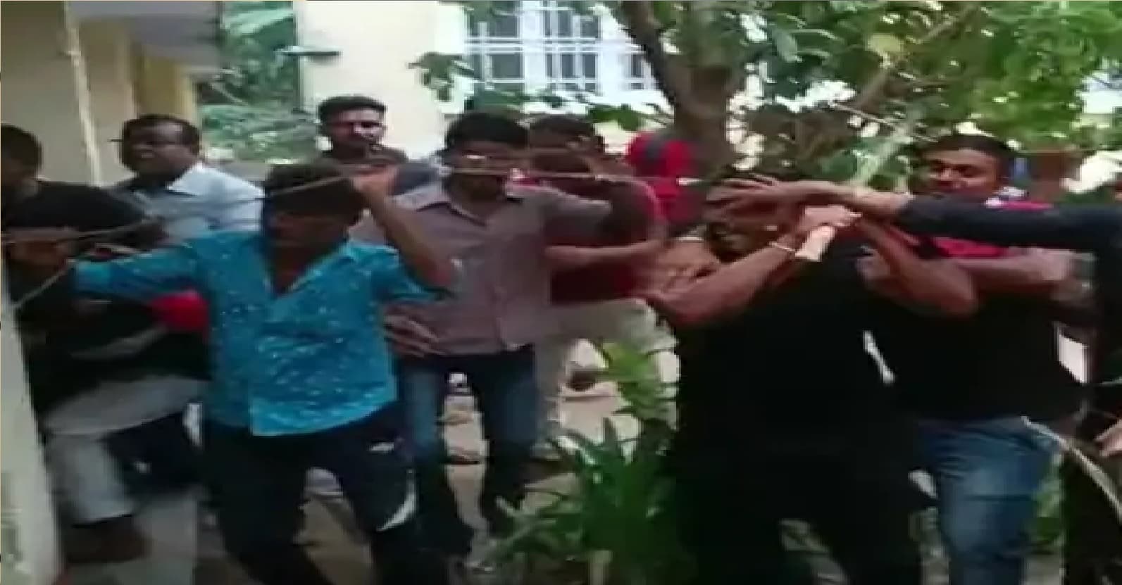 Bihar Politics:मुंगेर में RJD नगर अध्यक्ष के चुनाव में जमकर चले लाठी-डंडे,महिलाओं और बुजुर्गों को भी पीटा