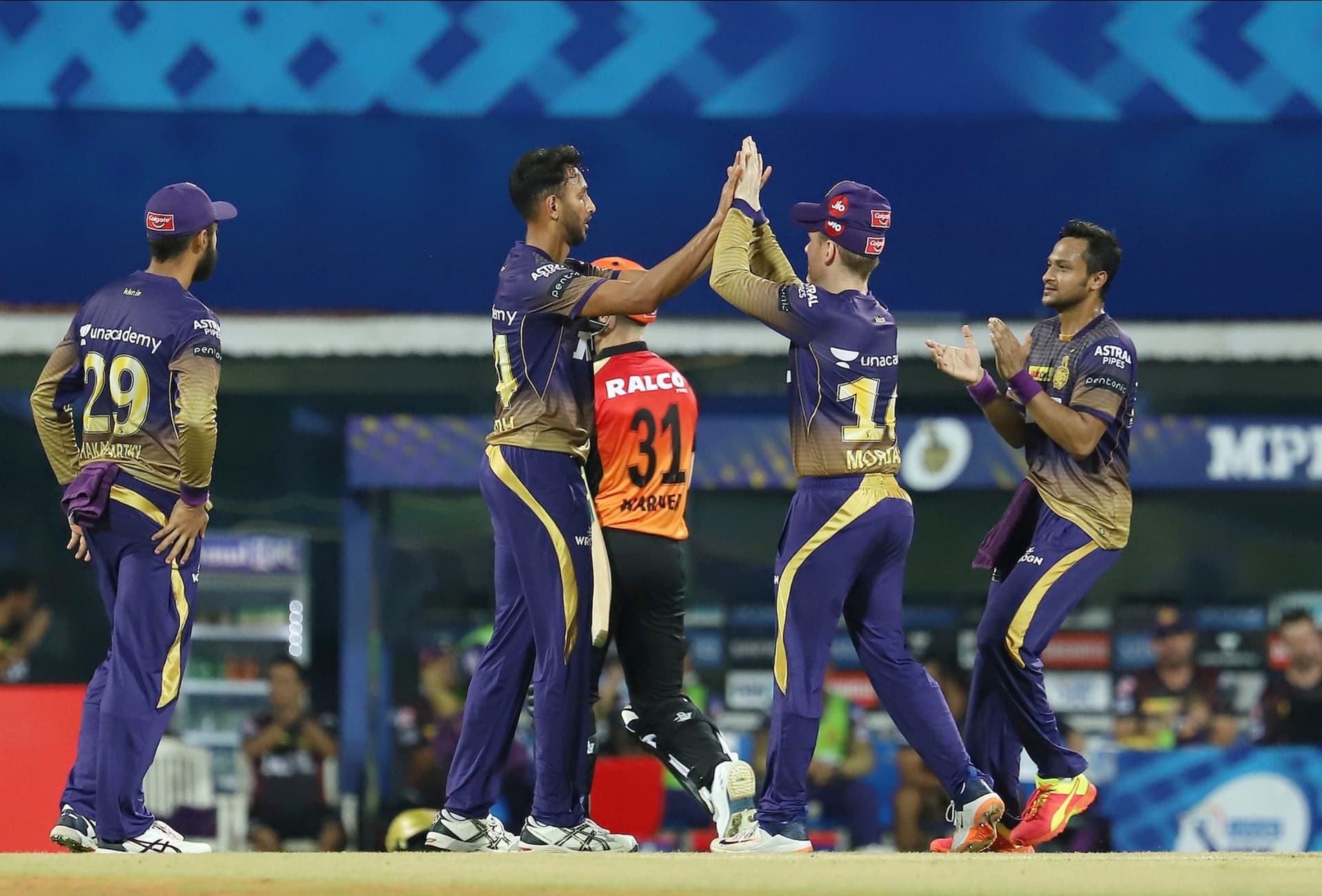 IPL 2021: रोमांचक हुई प्लेऑफ की जंग, चौथे स्थान के लिए इन चार टीमों के बीच लड़ाई हुई और तेज