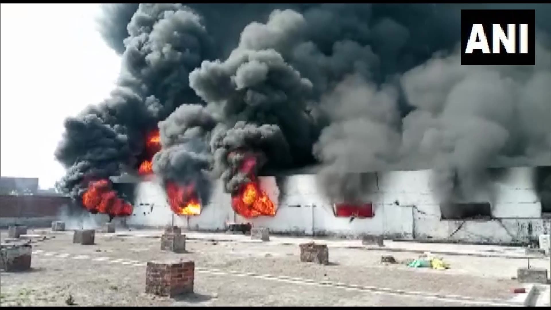 धू-धूकर जलने लगी मोम की फैक्ट्री, आग पर काबू पाने की कोशिश जारी, लाखों के नुकसान का अनुमान