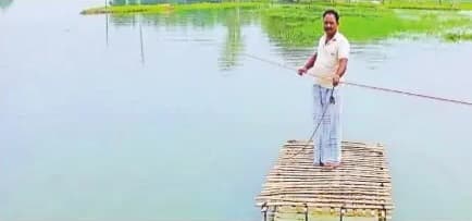 Flood in Bihar : नहीं मिली सरकारी नाव तो बना डाला थर्मोकोल से नाव