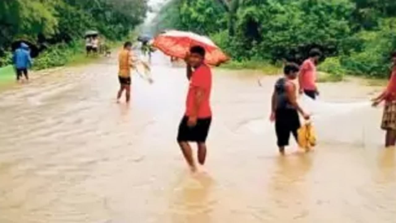 Flood in Bihar: पश्चिम चंपारण में बाढ़ का कहर, सड़क पर लगा दो फुट पानी, कई गांवों का संपर्क टूटा