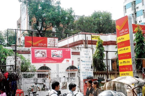 डाकिया का लड्डू खाना पड़ा भारी, अफसर पॉजिटिव, जीपीओ सील