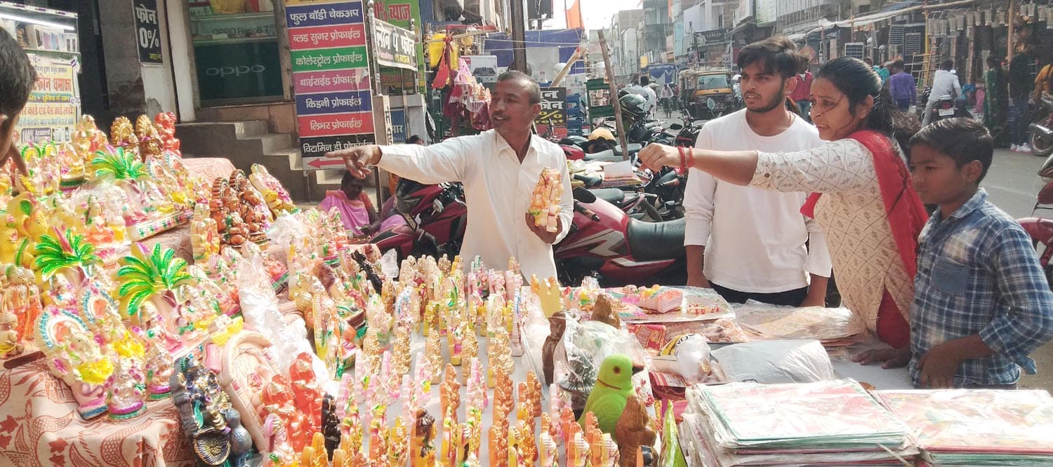 दीपावली को लेकर शहर में बाजार रहा गुलजार, दीयों की रोशनी से जगमग शहर व गांव