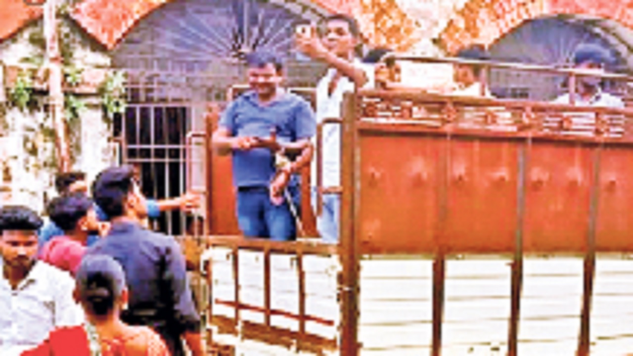 Bihar News: पुलिस की लापरवाही, कोई गर्लफ्रेंड से वीडियो कॉल, तो किसी ने अपने पार्टनर से बात करते दिखे कैदी