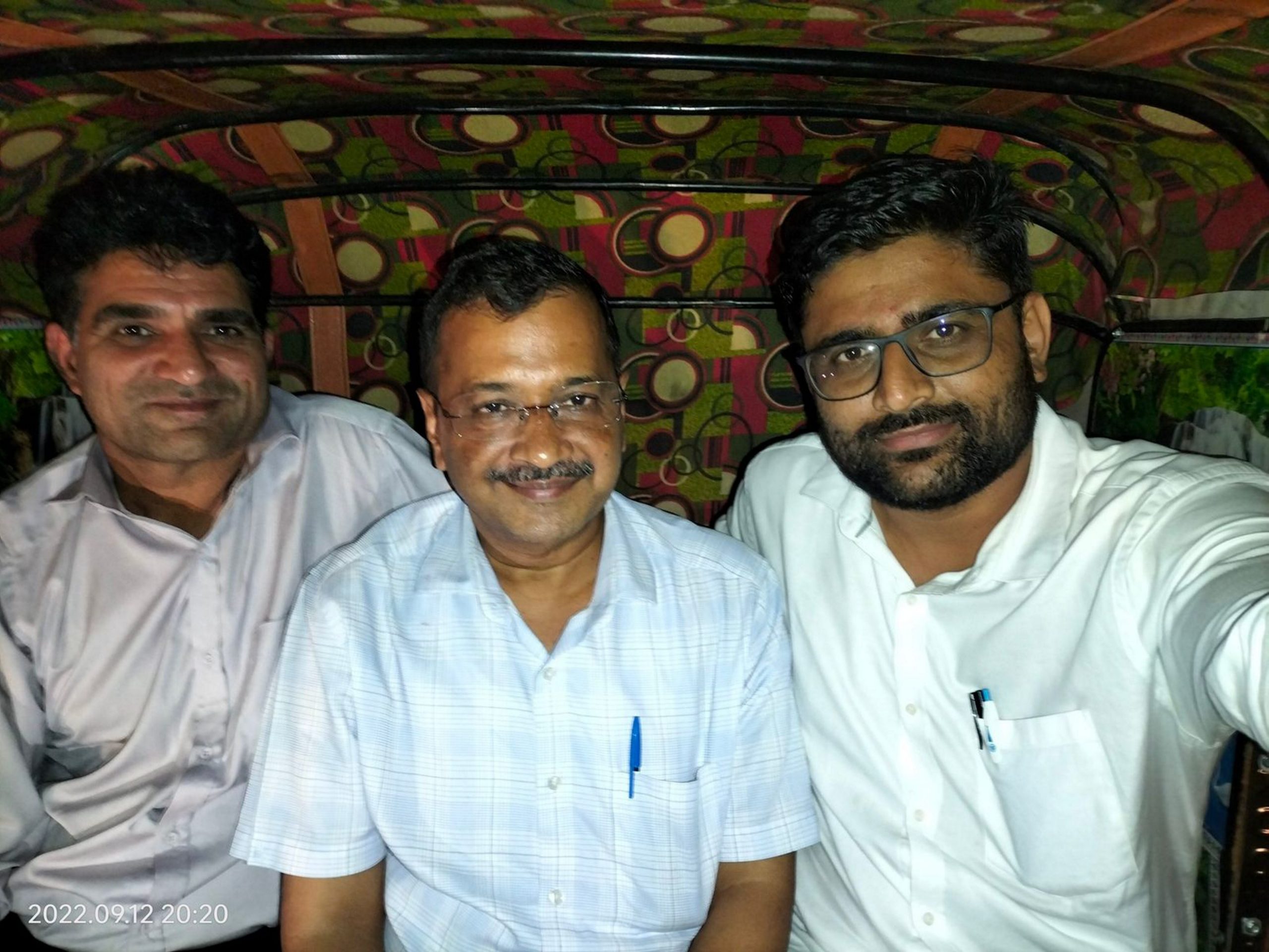 Gujarat Election 2022: ऑटो ड्राइवर के घर डिनर करने पहुंचे अरविंद केजरीवाल, पुलिस से हुई तीखी बहस, वीडियो
