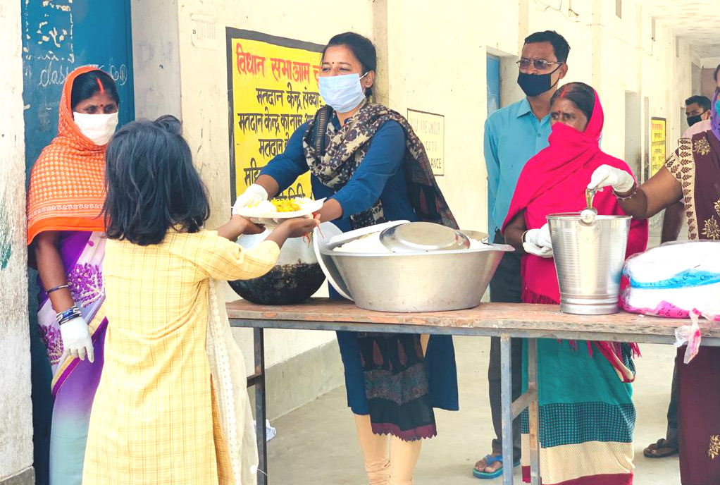 बड़कागांव विधायक की पहल पर खुला दाल-भात केंद्र, खुद विधायक ने बांटा भोजन