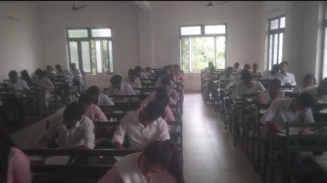 आगरा विवि में बिना एडमिट कार्ड के परीक्षार्थियों ने दी परीक्षाएं, आधी-अधूरी तैयारियों के साथ शुरू हुई परीक्षा