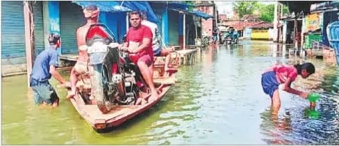 Photo of Darbhanga : कहीं कमर तो कहीं घुटनों भर पानी, देखें तस्वीरों मं शहर का हाल
