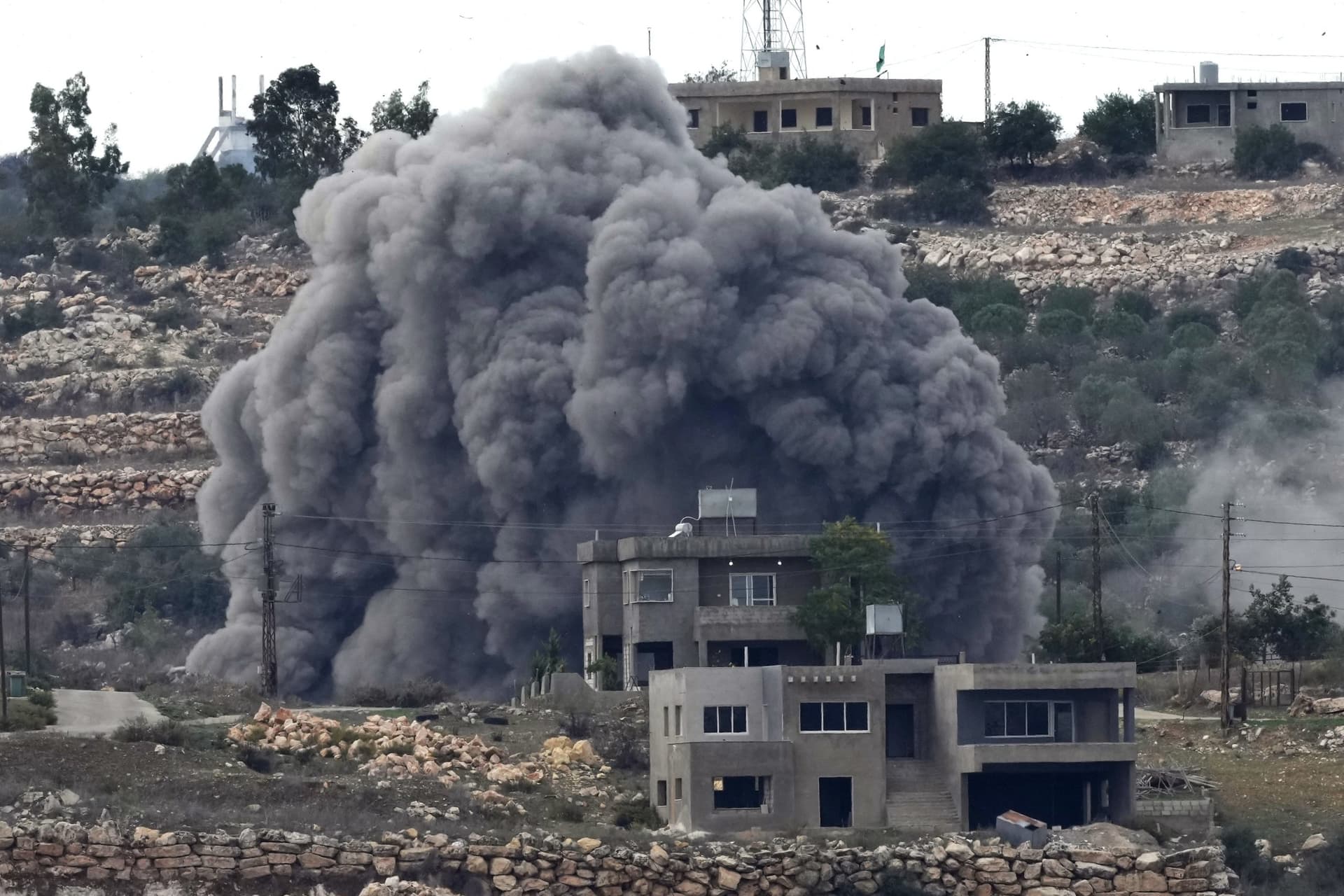 Israel Hamas War: गाजा के मुख्य अस्पताल के पास भारी लड़ाई जारी, लोग अंदर फंसे