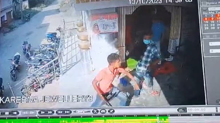 सिवान में थाने से 200 मीटर की दूरी पर फायरिंग, दो व्यवसायियों को गोली मारकर लूट लिए लाखों के आभूषण