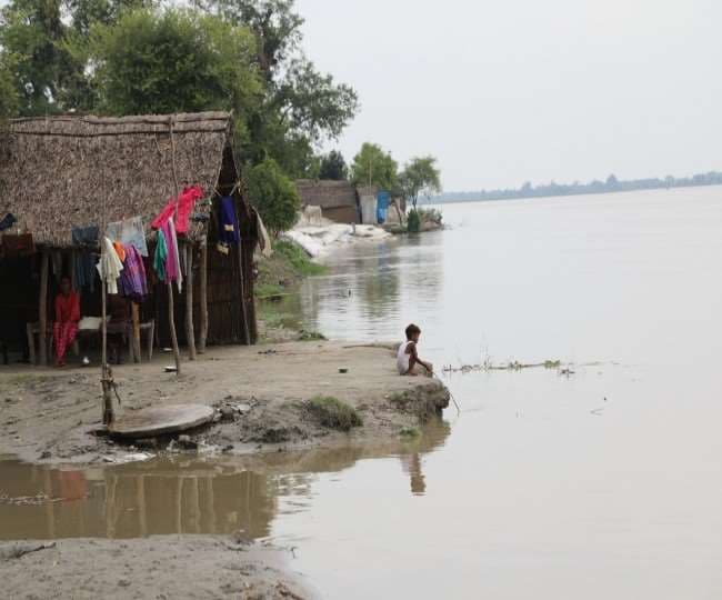 दरभंगा बाढ़: बागमती, अधवारा समूह, कमला बलान आदि नदियों का बढ़ा जलस्तर, लोगों के लिए तटबंध बना सहारा