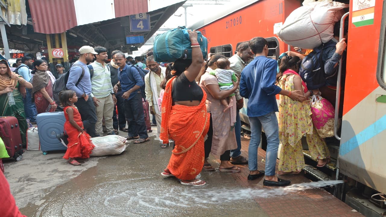 PHOTOS: बिहार में छठ से पहले रेलवे स्टेशनों पर उमड़ी यात्रियों की भीड़,टिकट वाले भी सीट तक पहुंचने में परेशान
