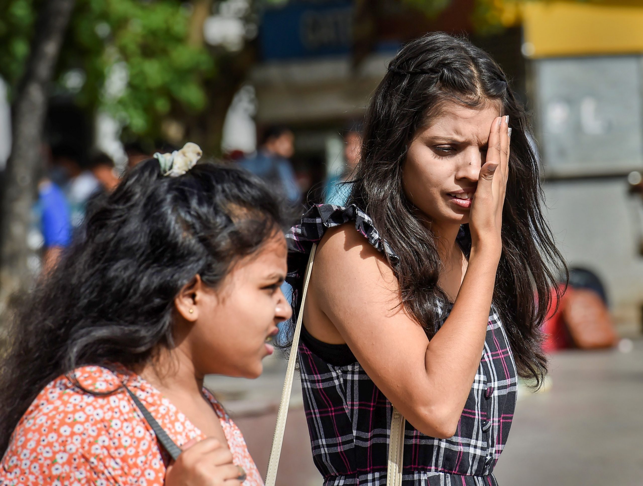 Weather Forecast Updates: दिल्ली-NCR में आंधी के बाद बारिश शुरू, कई जगह उखड़े पेड़, जानें मौसम का हाल