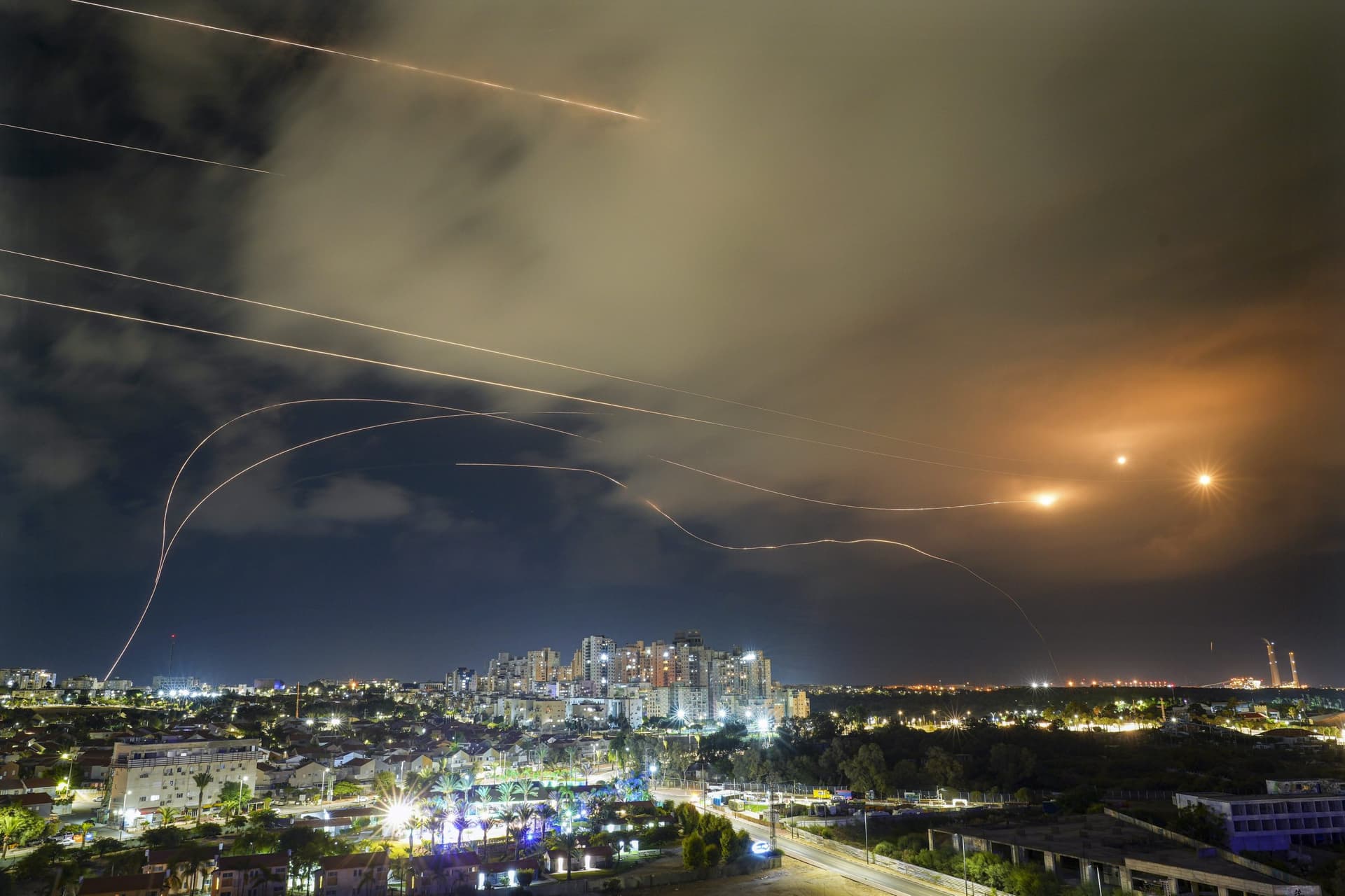 Israel Hamas War : हमास के अबतक तीन टॉप कमांडर ढेर, देखें इजराइल के ताबड़तोड़ एयरस्ट्राइक की तस्वीर
