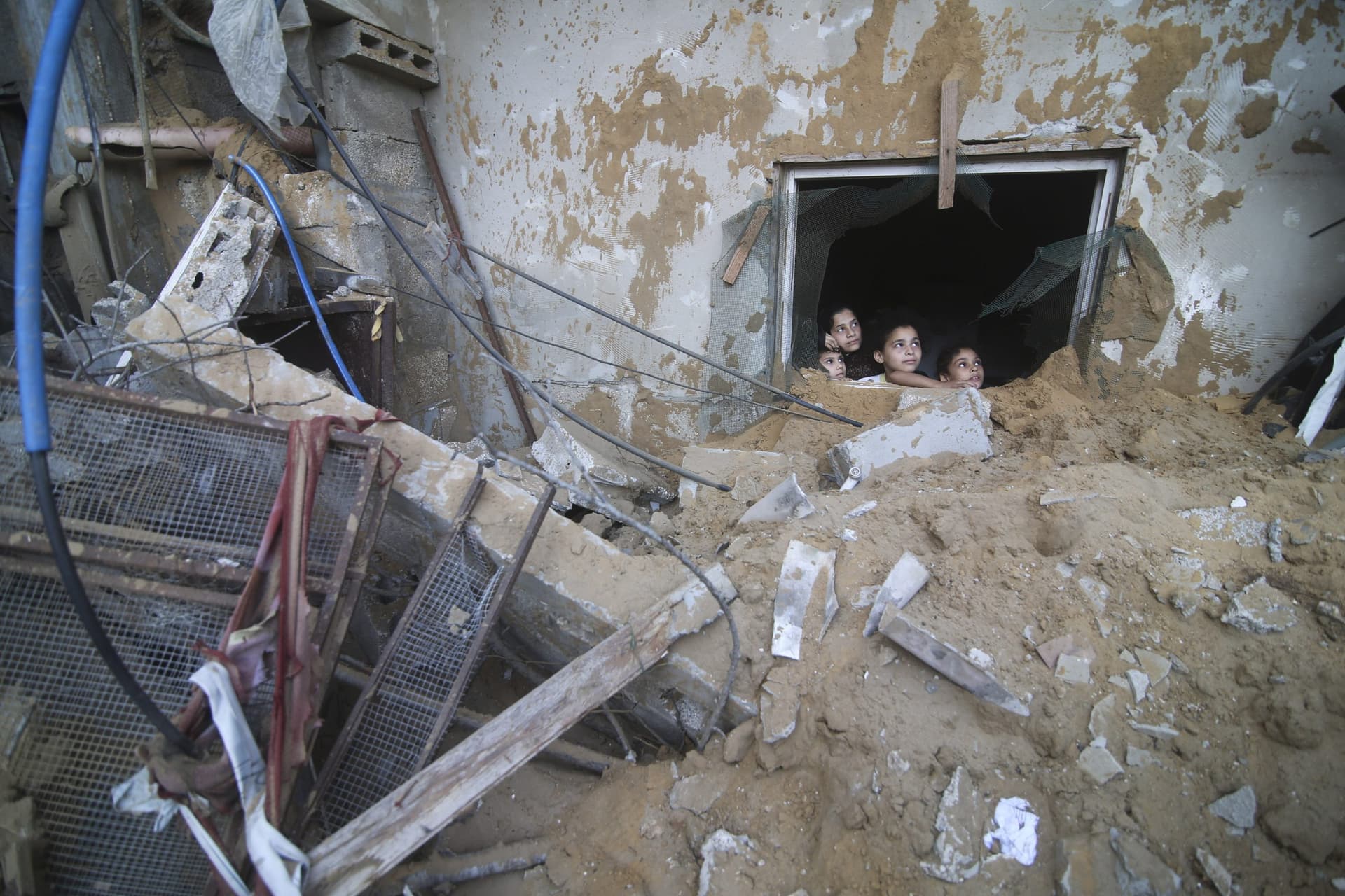 Israel Hamas War : डरे-सहमे गाजा के लोग, नहीं मिल रहा भोजन, पानी और सुरक्षित पनाह, तस्वीरों में देखें हालात