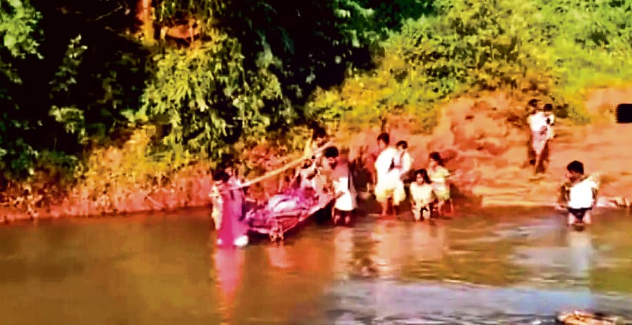विकास के दावों की पोल खोलती कालाहांडी की ये तस्वर, तीन किमी तक मरीज को खाट पर ले गये ग्रामीण