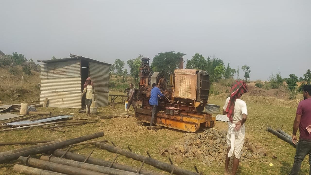 बिहार: बांका में मिला सोने का भंडार! तलाश में जुटे भूवैज्ञानिक, जमीन में ड्रील कर ल रहे सैंपल
