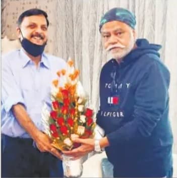 नेपाल से बह कर आये गैंडे की फाटक से टक्कर,मौत, वन कर्मियों ने किया दाह संस्कार